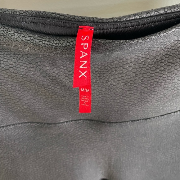 Spanx Faux Leather Black Snake Skin Leggings - Size Medium - Picture 5 of 16